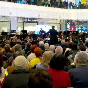 img Spectacol inedit într-un mall din Iași. Filarmonica Moldova a adus muzica lui Johann Strauss în fața a mii de spectatori