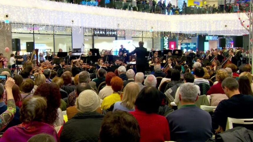 img Spectacol inedit într-un mall din Iași. Filarmonica Moldova a adus muzica lui Johann Strauss în fața a mii de spectatori