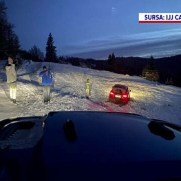 img Familie cu trei copii salvată de pe Muntele Mic