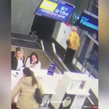 img Femeie s-a suit pe banda de bagaje în timp ce se pregătea pentru prima ei călătorie cu avionul