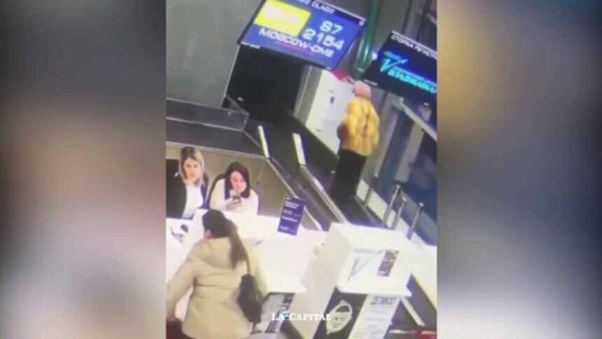 img Femeie s-a suit pe banda de bagaje în timp ce se pregătea pentru prima ei călătorie cu avionul