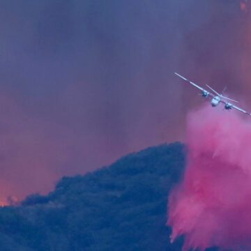 img Incendiile din Los Angeles: Rolul pudrei roz pulverizate de avioanele care luptă cu flăcările