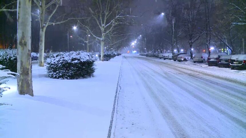 img București sub zăpadă: Peste 250 de utilaje intervin pentru deszăpezire