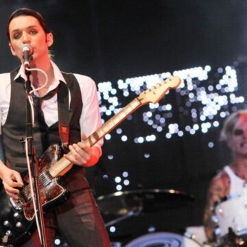 Solistul trupei Placebo acuzat de insultă la adresa premierului Italiei