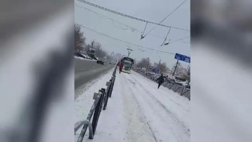 img Impactul Codului galben de ninsoare în Capitală: blocaje în transportul în comun și zeci de accidente