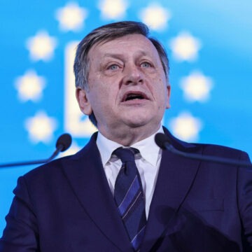 img Replica lui Crin Antonescu pentru Victor Ponta