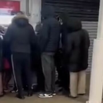 img Haos la un ATM din Londra care a început să dea bani gratis