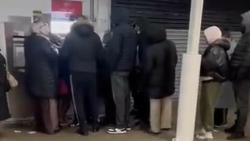 img Haos la un ATM din Londra care a început să dea bani gratis