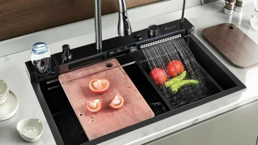 Beneficiile chiuvetelor multifuncționale pentru bucătării compacte