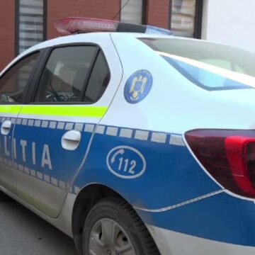 Doi indivizi din Buzău au fost reținuți după ce au vândut o bucată de gresie în locul unui telefon mobil