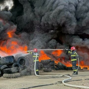Incendiu puternic la un depozit de anvelope uzate din Tulcea