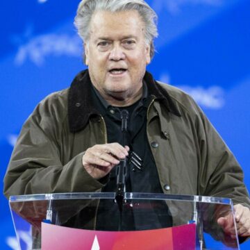 img Steve Bannon îi cere lui Trump să rămână într-un al treilea mandat