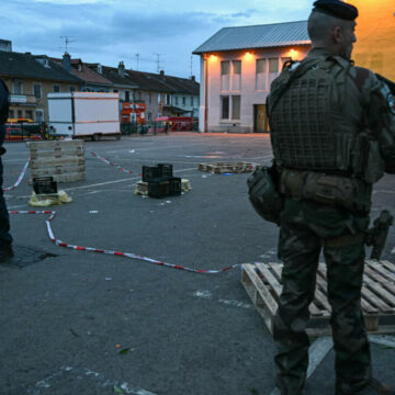 Atac terorist în Franța: un mort și mai mulți polițiști răniți într-un atac cu cuțitul