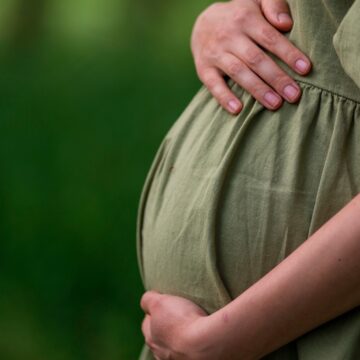 România luptă împotriva sarcinilor la adolescente: Moașele lansează un ghid pentru prevenirea acestora