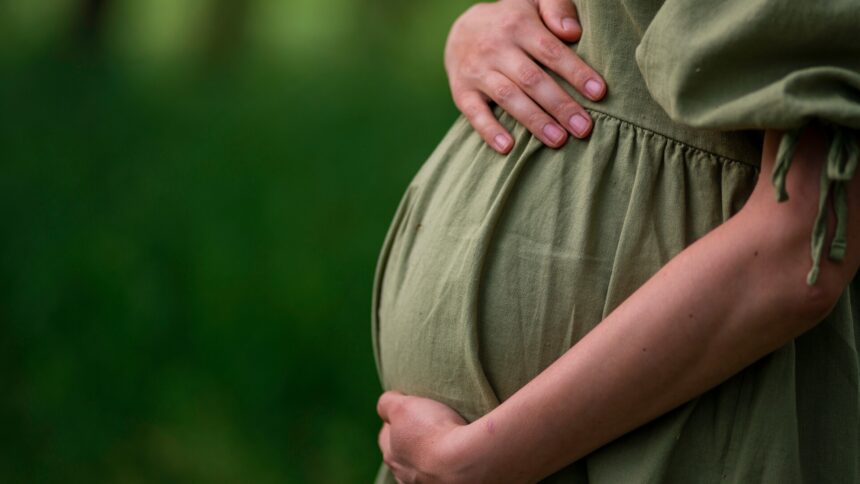 img România luptă împotriva sarcinilor la adolescente: Moașele lansează un ghid pentru prevenirea acestora