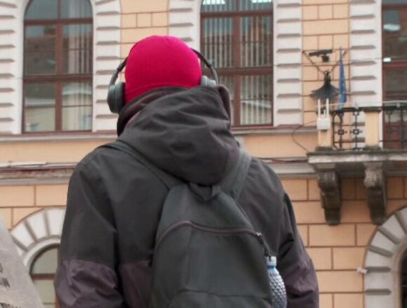 Efectul nociv al folosirii intense a căștilor audio asupra creierului