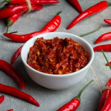 Totul despre harissa – istoria, prepararea și utilizările acestui sos picant