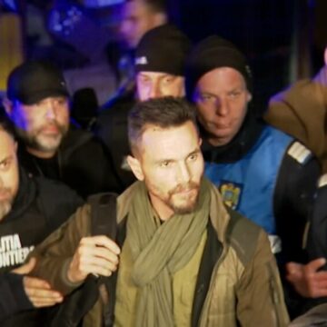 img Eugen Sechila, apropiat al lui Călin Georgescu, a fost oprit pe aeroportul Otopeni și dus la Parchetul General