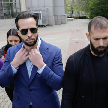 img Cei doi frați Tate vor trebui să revină în România din SUA