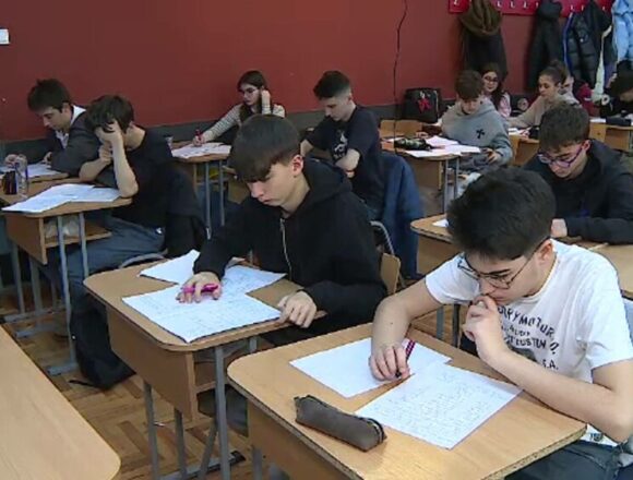 Elevii de clasa a IX-a și a X-a vor avea trei discipline noi din 2027