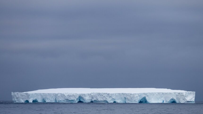 img Un fragment imens s-a desprins din cel mai mare aisberg din lume