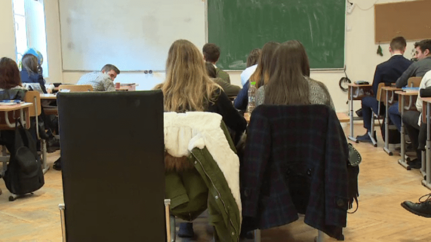 img Noile planuri-cadru pentru liceu, în dezbatere publică. Părinții sprijină schimbările din Educație