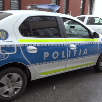 Femeie surprinsă urinând pe mașina de poliție în Brașov