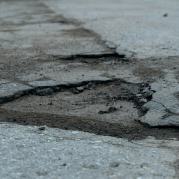 Asfaltul care se poate repara singur – Inovație în domeniul construcțiilor de drumuri