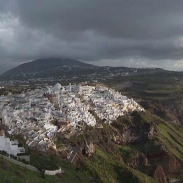 Localnicii din Santorini care n-au fugit de frica cutremurelor patrulează noaptea pe străzi, să pună hoții pe fugă