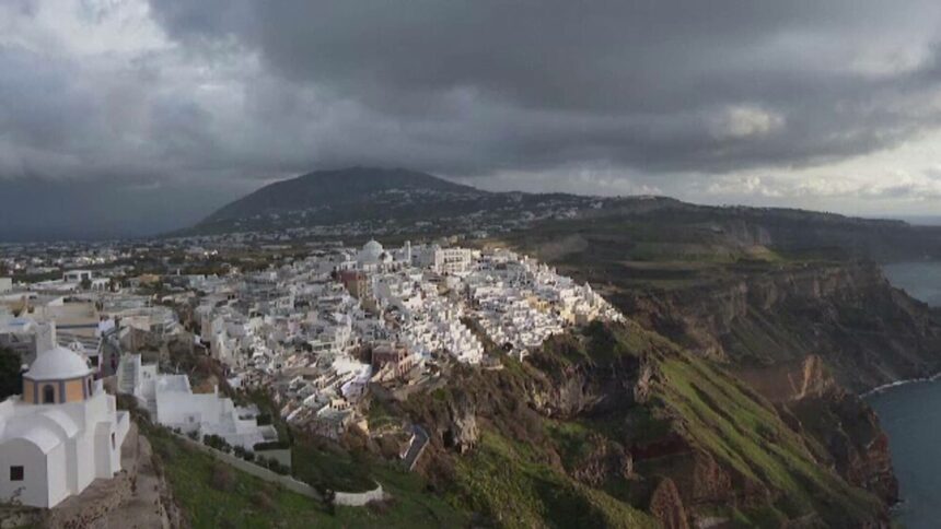 Localnicii din Santorini care n-au fugit de frica cutremurelor patrulează noaptea pe străzi, să pună hoții pe fugă