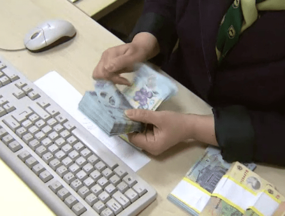 Creșterea împrumuturilor la bănci în România – Economiștii recomandă prudență