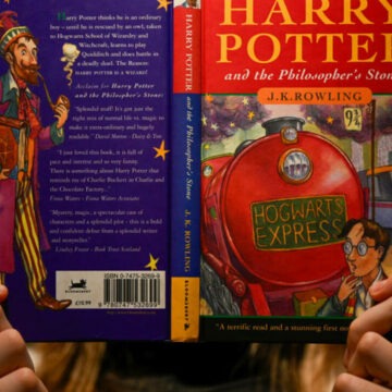 img O primă ediție rară a cărții „Harry Potter”, salvată de la gunoi, vândută cu peste 21.000 de lire sterline