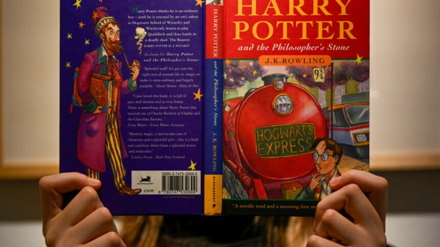 O primă ediție rară a cărții „Harry Potter”, salvată de la gunoi, vândută cu peste 21.000 de lire sterline