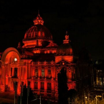 img Clădiri iluminate în roșu de Ziua Europeană 112