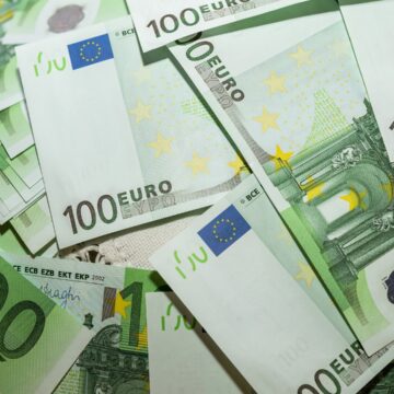 Doi indivizi au furat 140.000 de euro şi bijuterii de 60.000 de lei dintr-un cabinet medical din Gorj