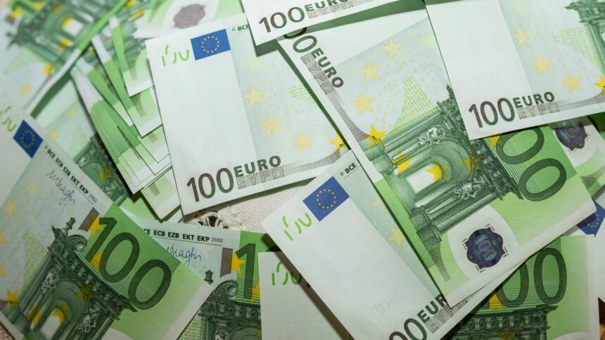 img Doi indivizi au furat 140.000 de euro şi bijuterii de 60.000 de lei dintr-un cabinet medical din Gorj