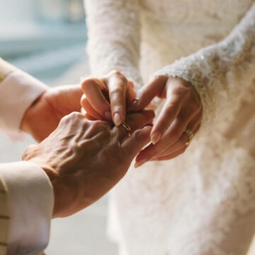 img Tinerii români se căsătoresc tot mai târziu