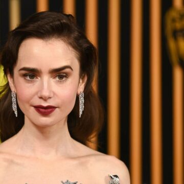 img Lily Collins, criticată de fani pentru că a apelat la o mamă surogat