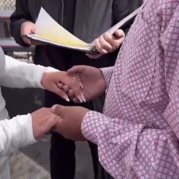 img Căsătorii pe podul de la granița Mexicului cu SUA de Ziua Îndrăgostiților