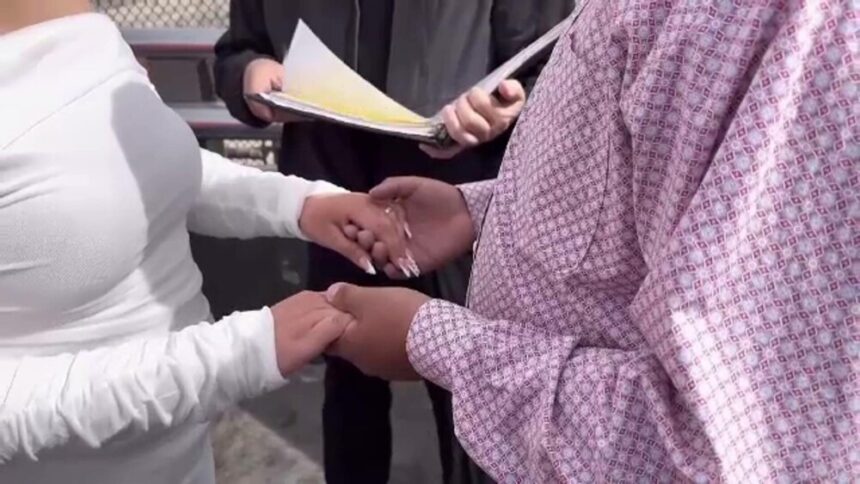 img Căsătorii pe podul de la granița Mexicului cu SUA de Ziua Îndrăgostiților