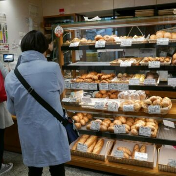 Femeie arestată în Japonia pentru că a atins o chiflă fără a o cumpăra