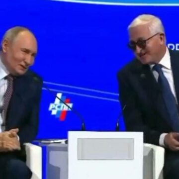 img Vladimir Putin râde când i se spune că întârzie la discuția cu Donald Trump