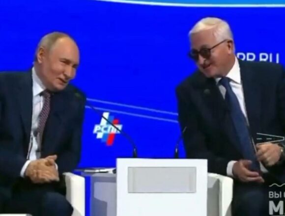 Vladimir Putin râde când i se spune că întârzie la discuția cu Donald Trump