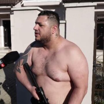 img Scandalul influencerului de pe TikTok care a ieșit cu o pușcă în faţa casei după percheziţii