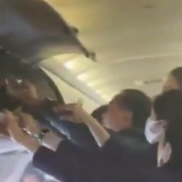 Incendiu la bordul unui avion, în timpul zborului. Pasagerii au sărit cu sticle cu apă să îl stingă. VIDEO