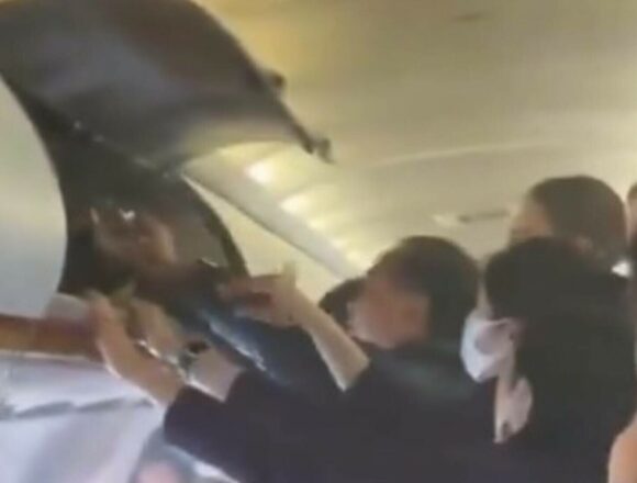 Incendiu la bordul unui avion, în timpul zborului. Pasagerii au sărit cu sticle cu apă să îl stingă. VIDEO
