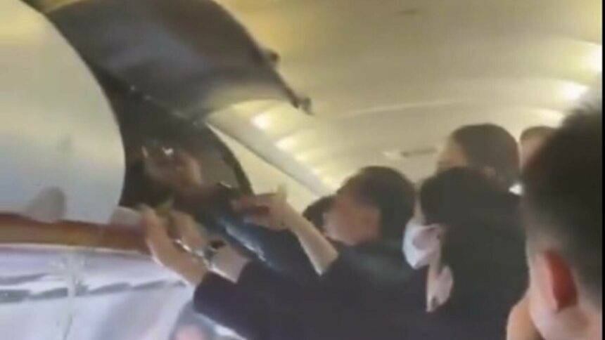 img Incendiu la bordul unui avion, în timpul zborului. Pasagerii au sărit cu sticle cu apă să îl stingă. VIDEO