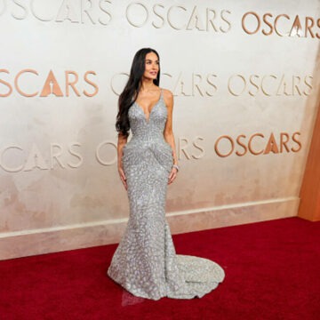 img Demi Moore strălucește pe covorul roșu de la Premiile Oscar 2025