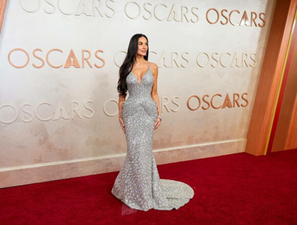 Demi Moore strălucește pe covorul roșu de la Premiile Oscar 2025