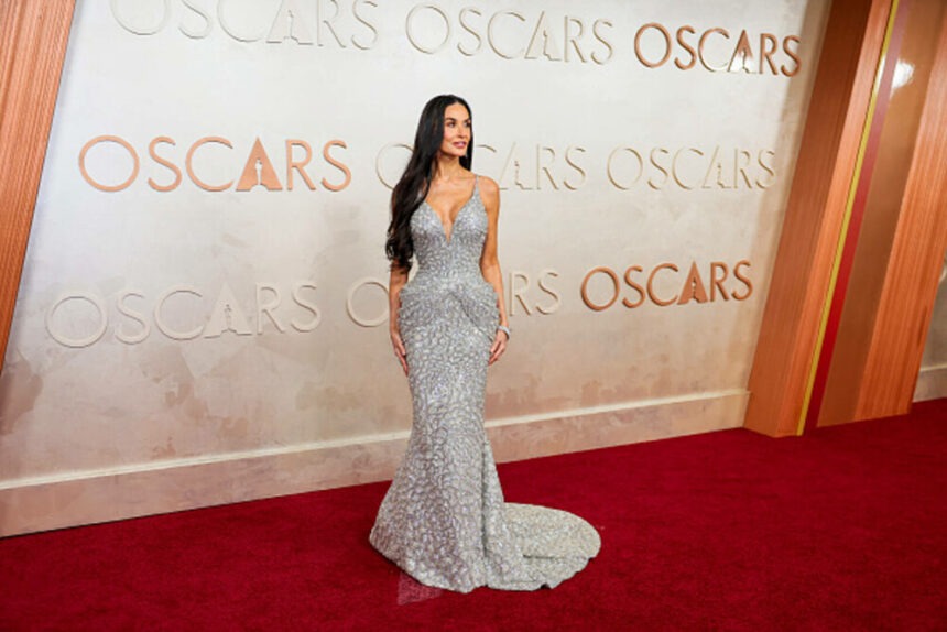 Demi Moore strălucește pe covorul roșu de la Premiile Oscar 2025